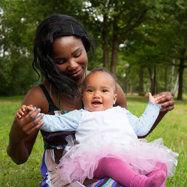 Mãe africana e sua menina — Fotografia de Stock