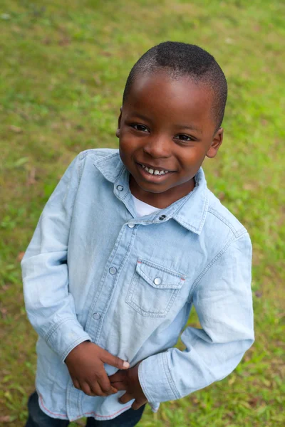 Smile med afrikanska pojken — Stockfoto