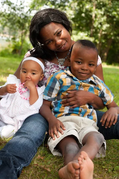 Gelukkig Afrikaanse moeder en kinderen — Stockfoto