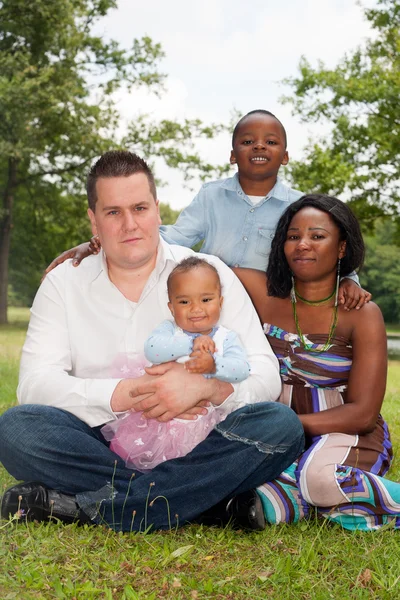 Familia mixta en el parque — Foto de Stock