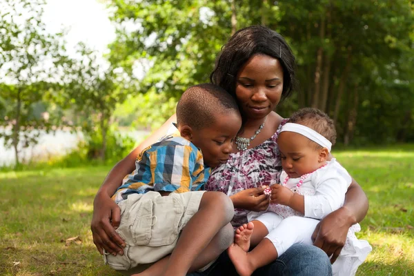 Söta barn och deras mamma — Stockfoto