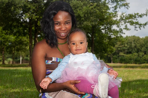 La madre africana presenta il suo bambino — Foto Stock