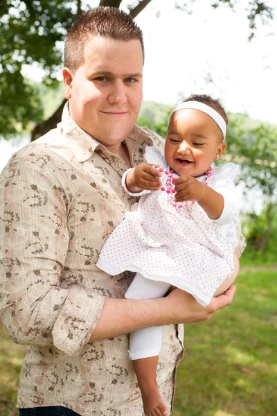 Caucásico padre y su africano chica —  Fotos de Stock