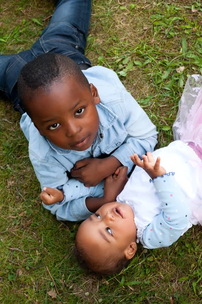 Afrikanischer Bruder und Schwester — Stockfoto