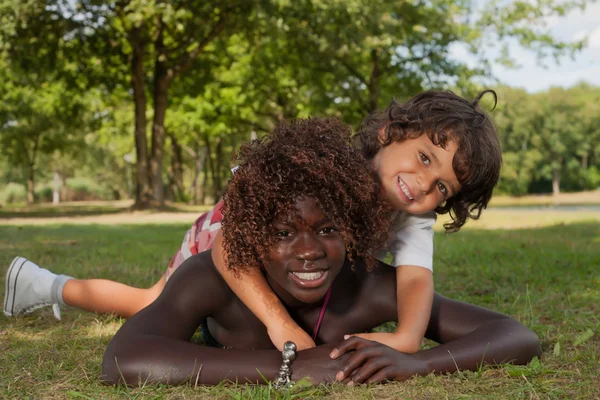 Plezier met mijn zus aanneming — Stockfoto