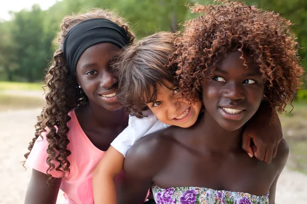 Leende pojke och etniska systrarna — Stockfoto