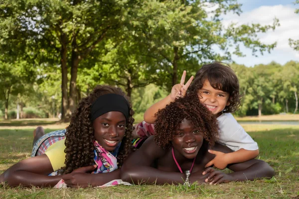 Enfants multiethniques et signe de paix — Photo