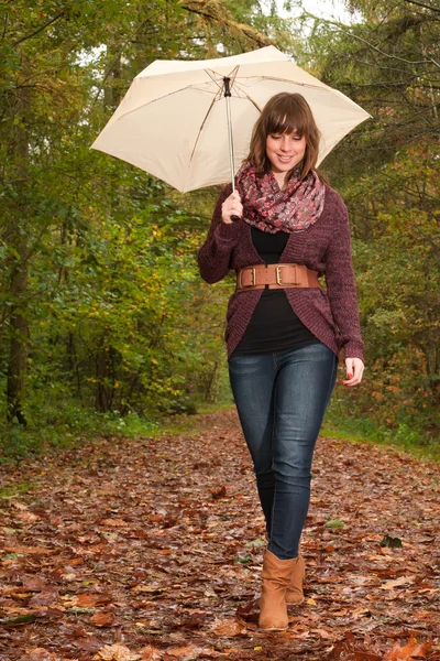 Girl is having a nice time with her umbralla — Stock Photo, Image