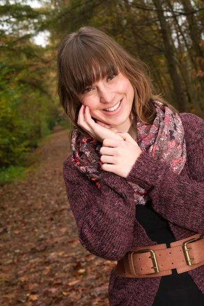 Gelukkig meisje met een pad achter — Stockfoto