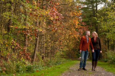mutlu çift ormanda yürüyüşe
