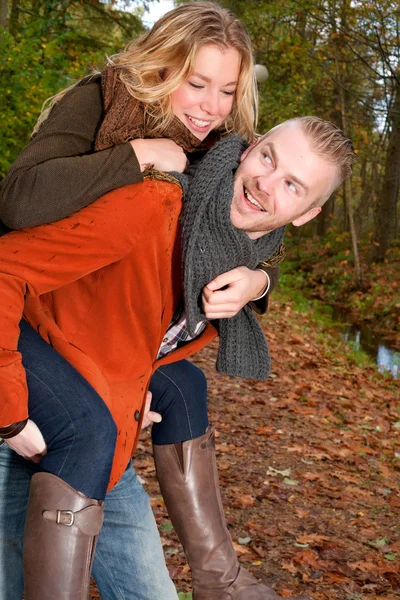 Junges glückliches Paar im Oktober — Stockfoto