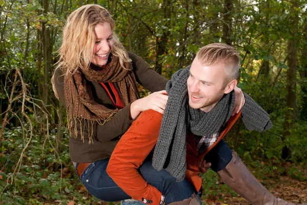 Casal jovem está se divertindo — Fotografia de Stock