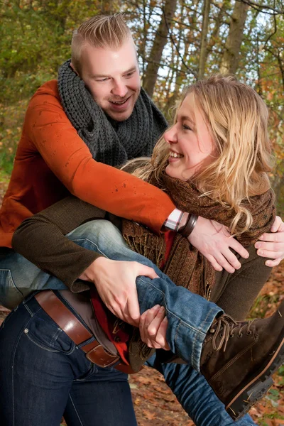 Blond jente og kjæresten – stockfoto