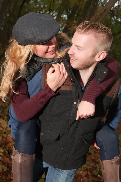 Casal feliz na floresta — Fotografia de Stock