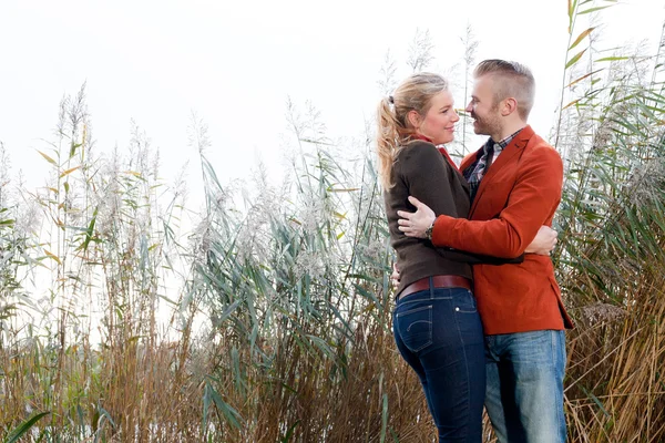 Lovers in the wind — Stock Photo, Image