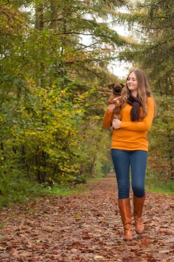 yürüyüş ve köpek ile gülümseyen