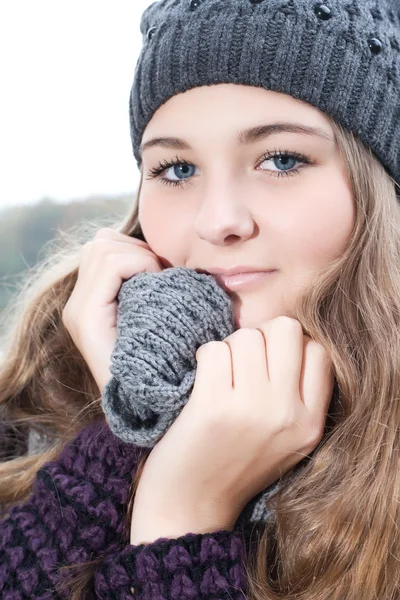 Menina fria do inverno — Fotografia de Stock