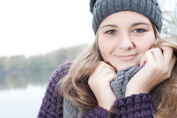 Милая зимняя улыбка — стоковое фото