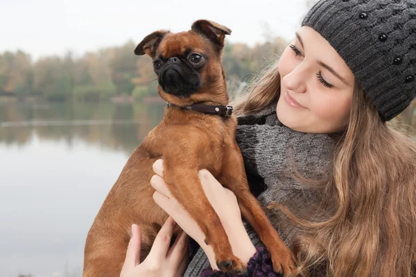 Winter tiener en haar hond — Stockfoto