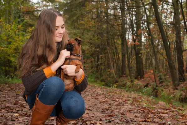 Adolescente à l'automne avec son chien — Photo