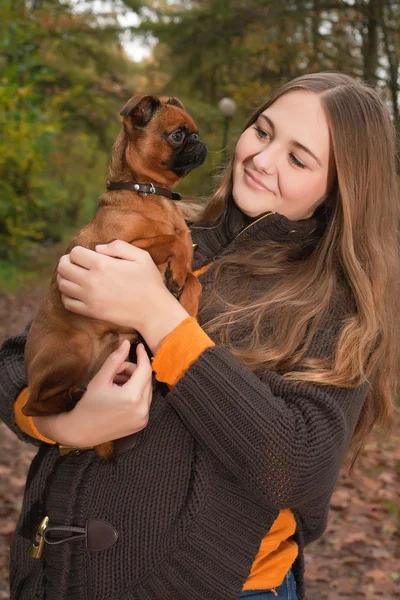 Chica feliz con perro — Foto de Stock