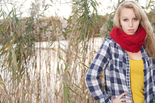 Teen in front of a lake — Stock Photo, Image