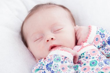 Uyuyan küçük kız