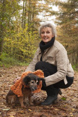 Orta ager köpeğiyle oturuyor