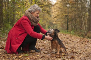 Ager kadın ve köpeği