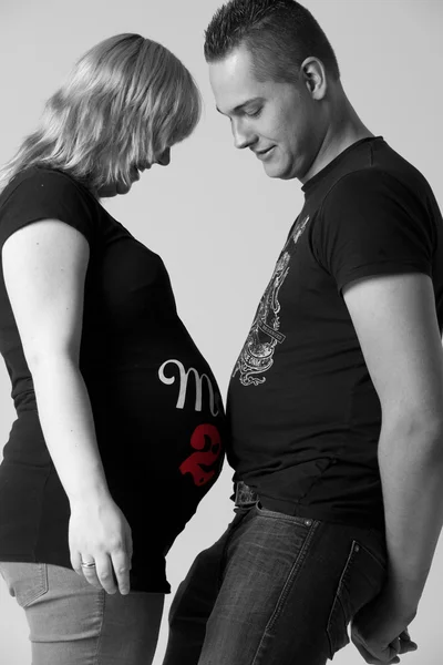 She is pregnant he's not — Stock Photo, Image