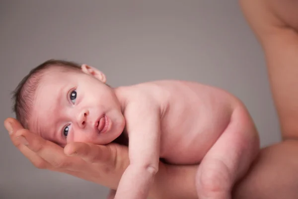 Новорожденная девочка на папиной руке — стоковое фото
