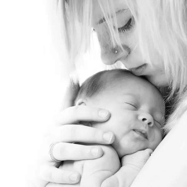 Материнское лицо и ее маленький ребенок — стоковое фото
