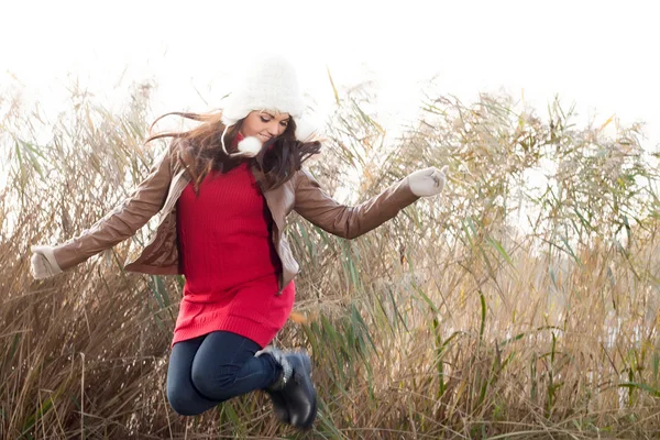 Chica de invierno está saltando — Foto de Stock