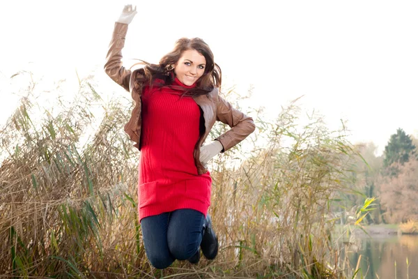 幸せな冬の女の子をジャンプ — ストック写真