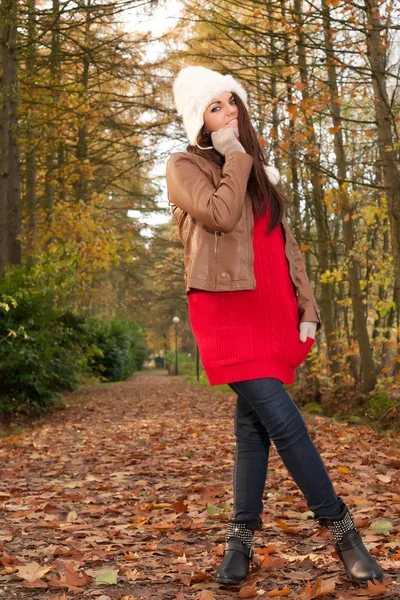 Mode-Pose im Herbst — Stockfoto