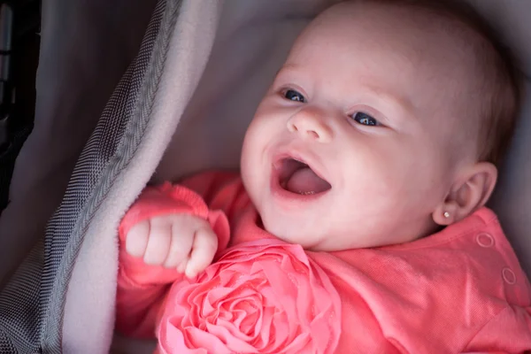 Lächelndes Baby im Kinderwagen — Stockfoto