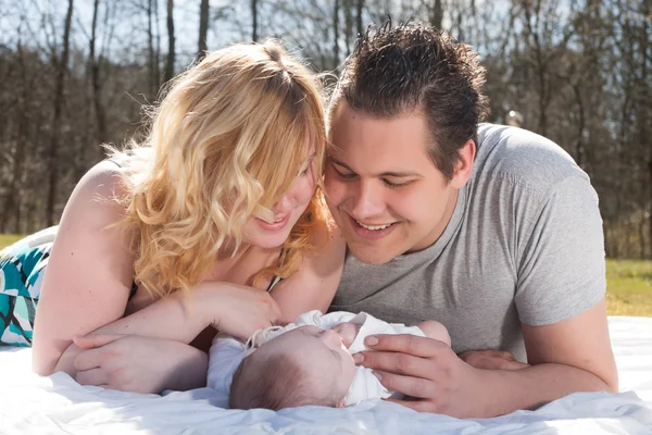 Jonge ouders en hun baby — Stockfoto