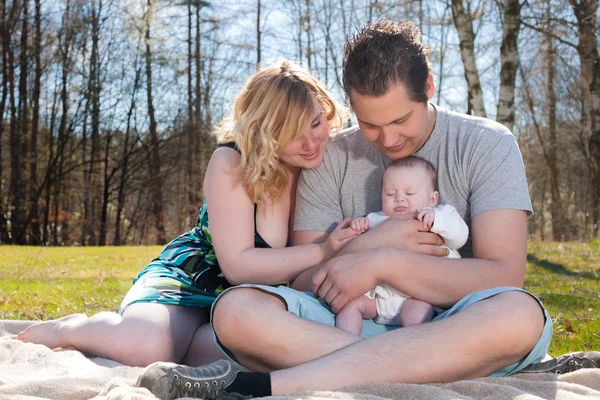 Ung trevlig familj — Stockfoto