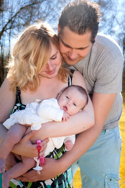 若い家族と女の赤ちゃん — ストック写真