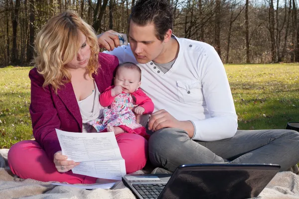 Jeune famille occupée par les finances — Photo