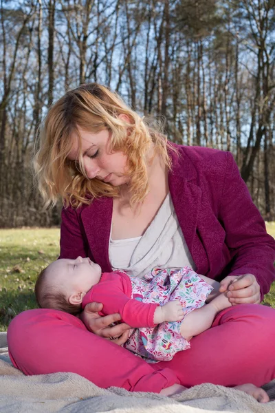 Mutter und ihr kleines Mädchen — Stockfoto