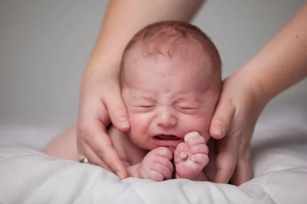 O bebé está a chorar — Fotografia de Stock