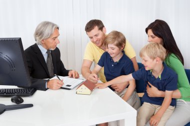 aile içinde Emlak Ajansı