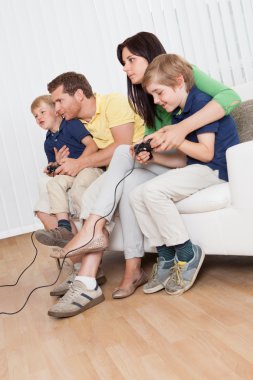 Genç aile video oyunları oynarken