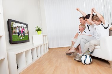 Genç aile futbol izlerken