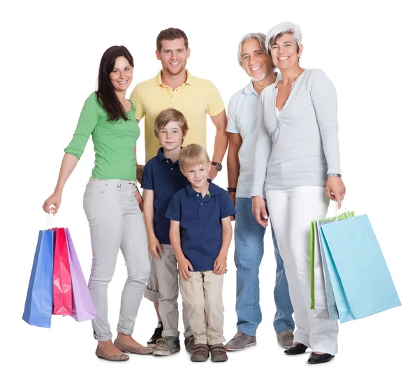 Famille Happy generations avec sacs à provisions — Photo