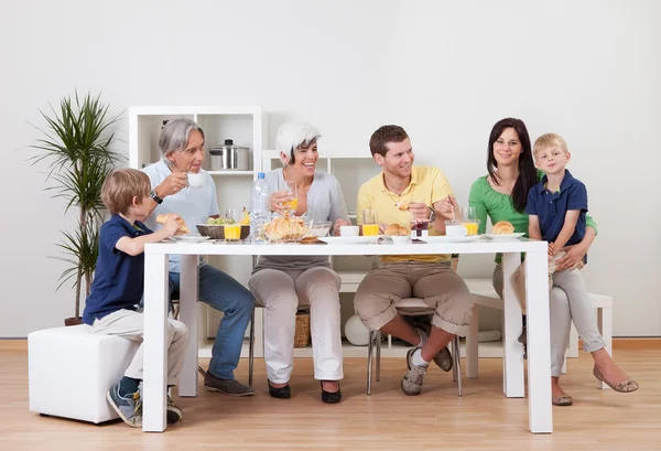 Mutlu bir aile birlikte kahvaltı yapıyor. — Stok fotoğraf