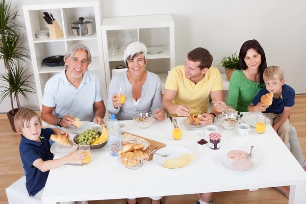 Mutlu bir aile birlikte kahvaltı yapıyor. — Stok fotoğraf