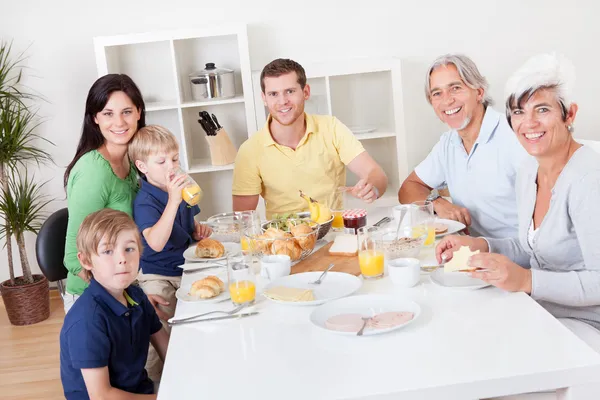 Mutlu bir aile birlikte kahvaltı yapıyor. — Stok fotoğraf