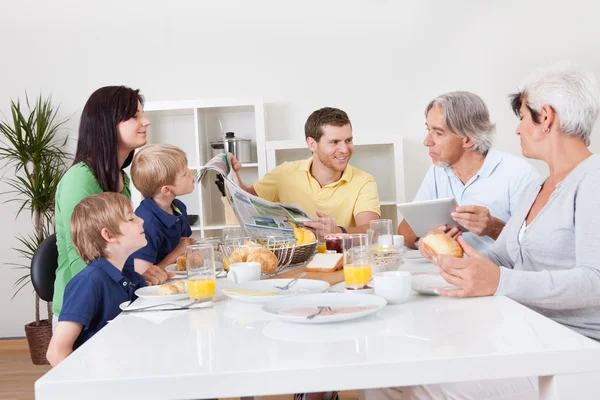 Glückliche Familie beim gemeinsamen Frühstück — Stockfoto